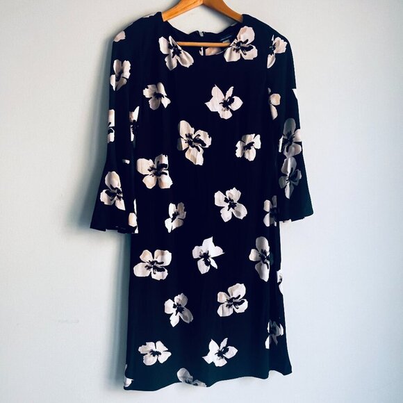 Tommy Hilfiger Dresses & Skirts - 2/$30 Tommy Hilfiger Bell Sleeved Floral Dress Size 6